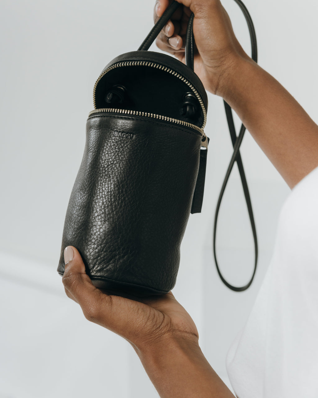 Lens Cross Body - Black